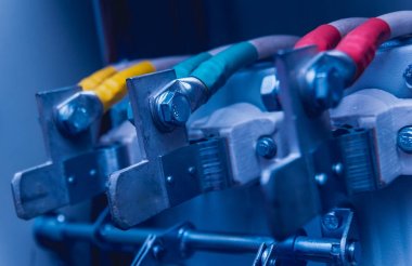 Kablolar ve elektrik kutusuna geçer. Sigortalar ve Kontaktörler elektrik paneli.