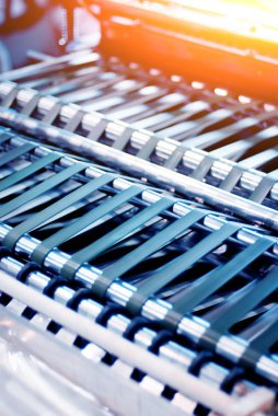 Otomatik üretim hattında fabrika. Plastik torba üretim süreci.