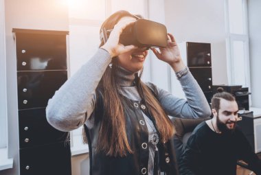 Vr gözlük test ve having fun kadın yaratıcı Ofis çalışanları ile genç adam