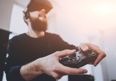 Sanal gerçeklik giyen sakallı genç adam ofiste gözlükler