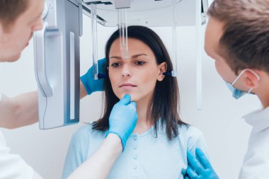 X-ray makinesi hasta kalan genç kadın. Panoramik Radyografi