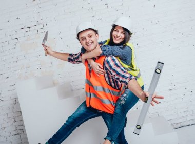 Mutlu çift yapma evlerine onarır. Ev yenileme.