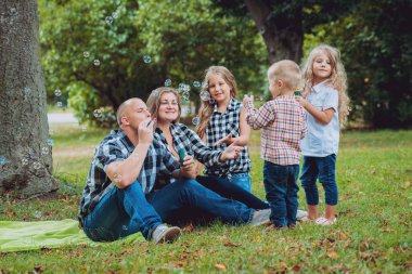 Büyük genç aile parkta iyi vakit geçiriyor.