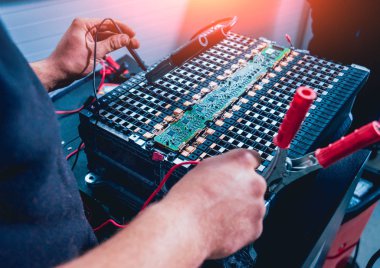 Elecric motorlu pilleri şarj. Pil bir elektrikli araç motorunun sökülmesi. Araba Servisi