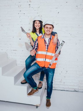 Mutlu çift yapma evlerine onarır. Ev yenileme.