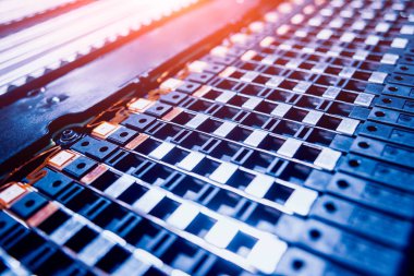 Elecric motorlu pilleri şarj. Pil bir elektrikli araç motorunun sökülmesi. Araba Servisi