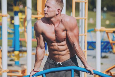 Eğitim ve egzersiz açık havada şehirde yapıyor genç atlet.