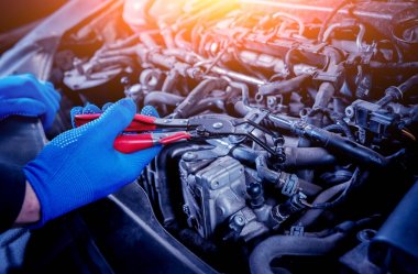 Erkek el motoru servis istasyonu tamiri için aracı tutarak