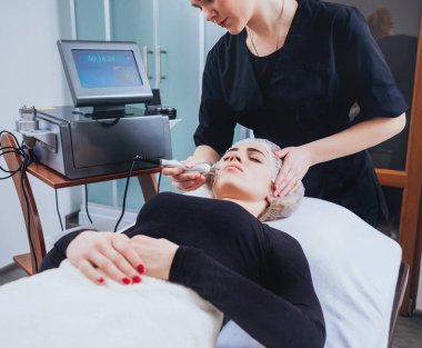 Güzel kadın spa salonda. Kozmetik ilaç. Mezoterapi. Tıbbi cihazlar.