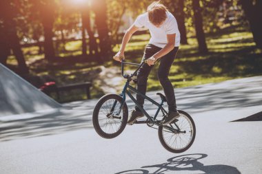 Genç Bmx sürücüsü hileci vasıl skatepark gerçekleştirme.