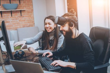 Vr gözlük test ve having fun kadın yaratıcı Ofis çalışanları ile genç adam