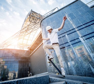 Pratik ve sokaklarda atlama kaykaycı