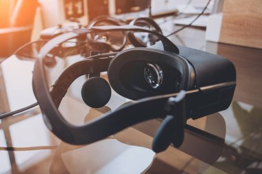 Sanal gerçeklik cam masa ofis üzerinde koruyucu gözlük.