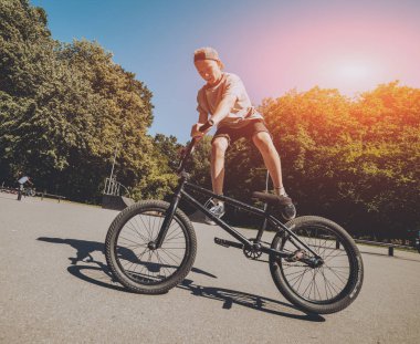 Genç Bmx sürücüsü hileci vasıl skatepark gerçekleştirme.