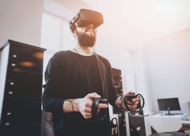 Sanal gerçeklik giyen sakallı genç adam ofiste gözlükler