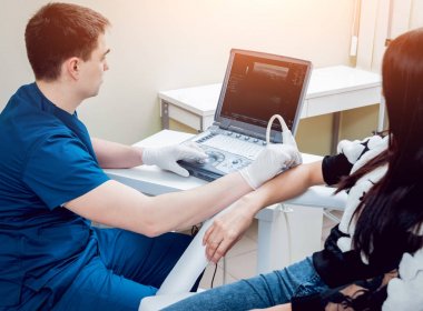 Ortopedi uzmanı doktor ofisinde hastayla. Dirsek ultrason.