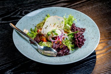 bir tabak taze sebze salatası