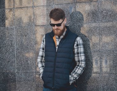 Kameraya poz rahat kıyafetler içinde sakallı yakışıklı.