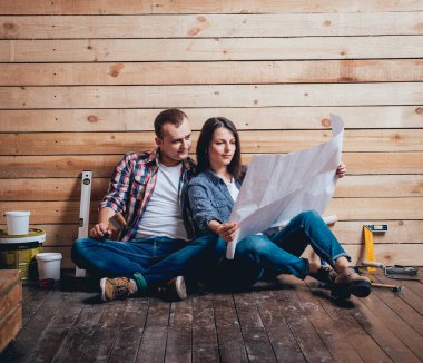 Mutlu çift yapma evlerine onarır. Ev yenileme.