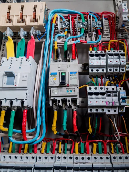 Elektrik donatımı. Kablolar ve izolatörler.