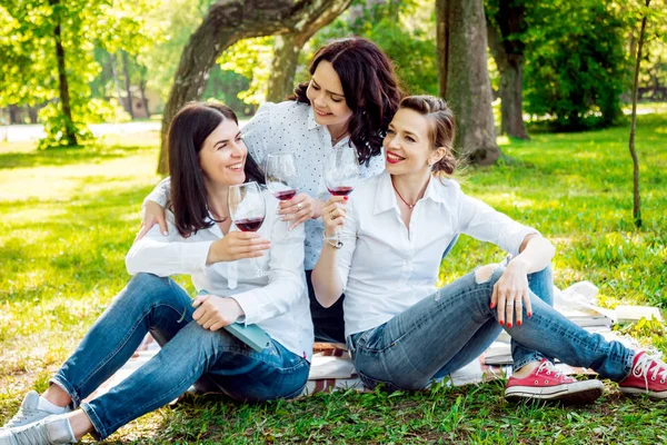 Τρία Νεαρά Κορίτσια Σερβίρουμε Κόκκινο Κρασί Στο Πάρκο — Φωτογραφία Αρχείου