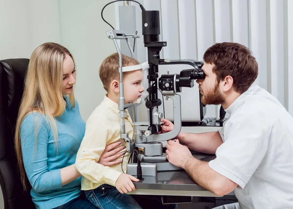 Lamba muayene kesti. Biomicroscopy anterior göz parçasının. Temel göz muayenesinde.