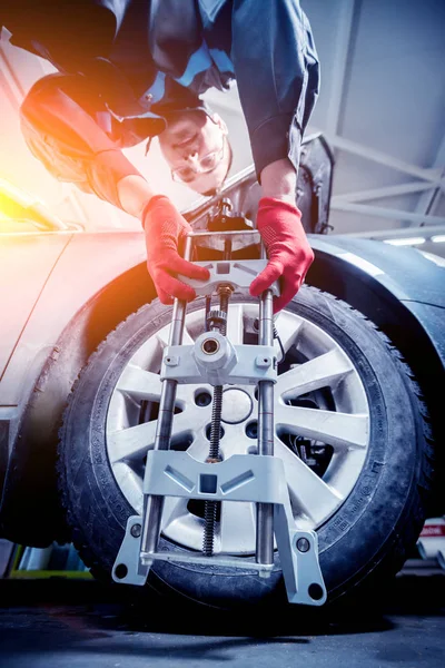 Mecánico Del Coche Instalando Sensor Durante Ajuste Suspensión Trabajos Alineación — Foto de Stock