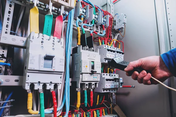 Elektrische Apparatuur Tester Handen — Stockfoto