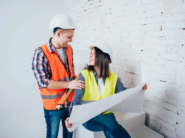 Mutlu çift yapma evlerine onarır. Ev yenileme.