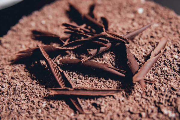 koyu arka plan üzerinde çikolatalı kek.