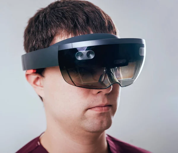 Doctor Uses Augmented Reality Goggles Modern Technology — Stock Photo, Image