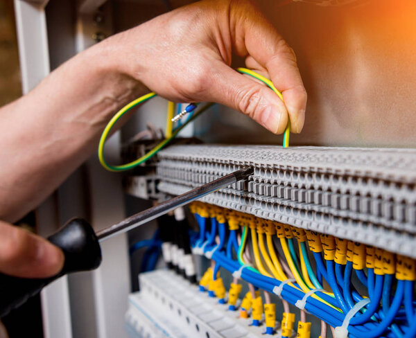 Repairing of switchboard voltage with automatic switches.