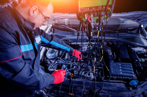 汽车修理工使用伏特计来检查电压电平 汽车修理 服务站 — 图库照片