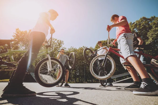 Kiev, Ukrayna - Temmuz 2017: Şirket skatepark genç adamdan üstünde Bmx