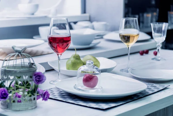 Hizmet ve dekore edilmiş tablo stilish kap ile