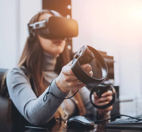 Chica Bastante Joven Con Gafas Realidad Virtual Oficina — Foto de Stock