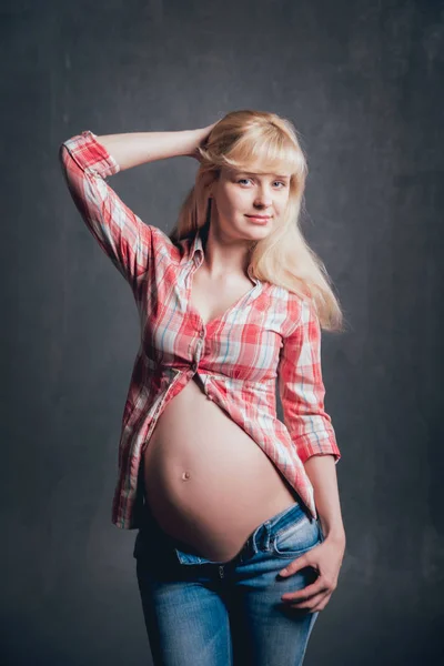 Estúdio Imagem Bela Mulher Loira Grávida Camisa Xadrez Jeans Azuis — Fotografia de Stock