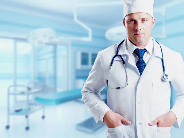 Ενηλίκων Καυκάσιος Μπλε Eyed Γιατρός Θέτοντας Νοσοκομείο Φόντο — Φωτογραφία Αρχείου