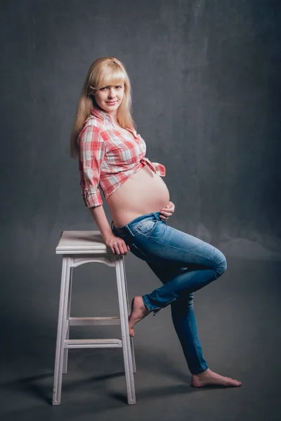 Estúdio Imagem Bela Mulher Loira Grávida Camisa Xadrez Jeans Azuis — Fotografia de Stock