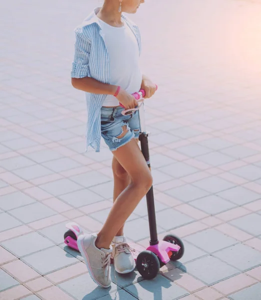 Kleines Mädchen Fährt Bei Sonnigem Wetter Roller Auf Der Straße — Stockfoto