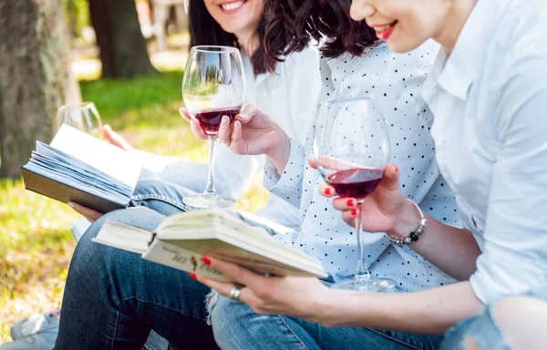 Три Молодые Девушки Удовольствием Читают Красное Вино Парке — стоковое фото