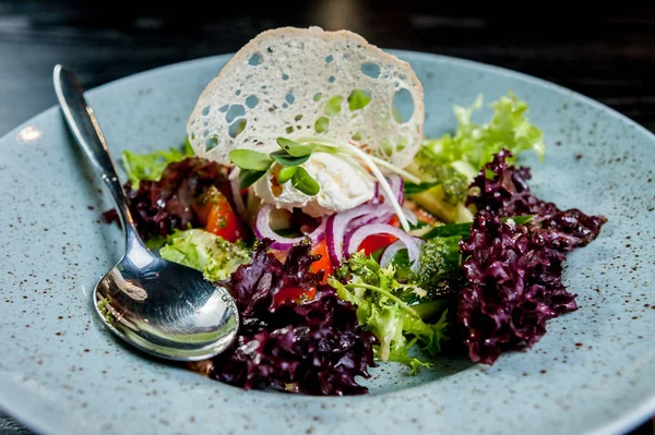 Frischer Gemüsesalat Auf Dem Teller — Stockfoto