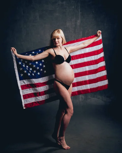 Mulher Grávida Com Bandeira Americana — Fotografia de Stock