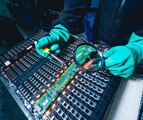 Заряжаю аккумуляторы электродвигателя. Разборка аккумулятора двигателя электромобиля. Автосервис
