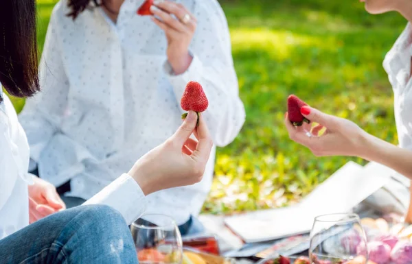 Flickor Äta Mogna Jordgubbar Och Ordnade Picknick Parken — Stockfoto