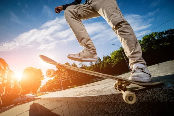 Skateboarder Praticando Pulando Nas Ruas — Fotografia de Stock