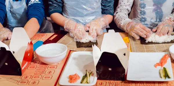 Los Niños Preparan Sushi Panecillos Master Class Restaurante —  Fotos de Stock