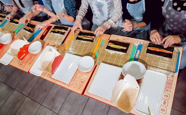 子供は お寿司やロールを準備します レストランのマスター クラス — ストック写真