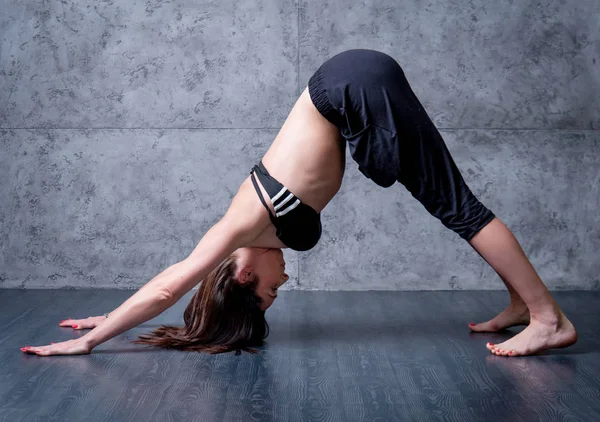 Woman Practising Yoga Grey Wall — Stock Photo, Image