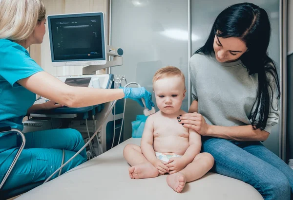 Lékař Dítě Dívka Matkou Ultrazvukové Diagnostice Lékařské Vybavení Sonografie — Stock fotografie